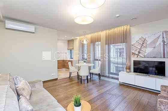 Новостройка, благоустроенная озеленённая территория, подъездная дорога покрыта Рига