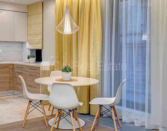 Новостройка, благоустроенная озеленённая территория, подъездная дорога покрыта Рига