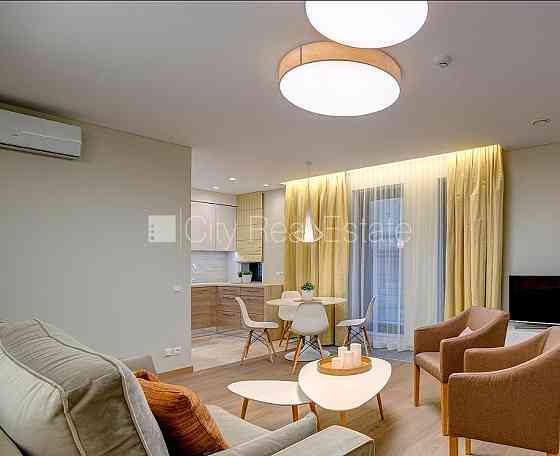 Новостройка, благоустроенная озеленённая территория, подъездная дорога покрыта Рига