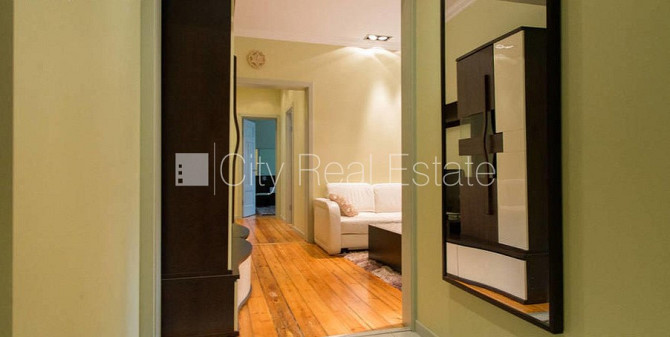 Фасадный дом, место для машины, лифт, балкон, окна выходят на улицу, количество Рига - изображение 4