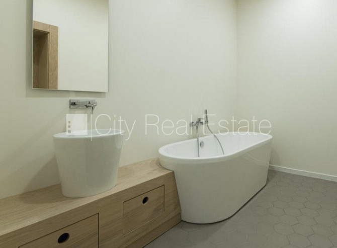 Фасадный дом, место для машины, лифт, балкон, окна выходят на улицу, количество Рига - изображение 19