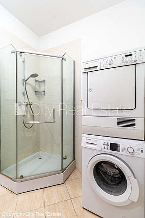 Фасадный дом, реновированный дом, закрытый двор, место для машины, вход с улицы и Рига - изображение 19