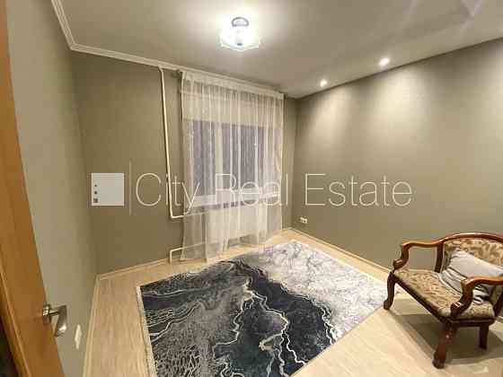 Благоустроенный озеленённый двор, место для машины, застеклённая лоджия, Рига