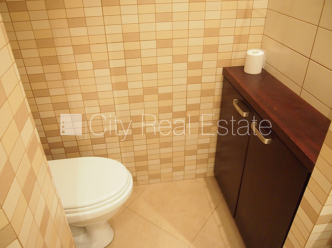 Благоустроенный озеленённый двор, место для машины, застеклённая лоджия, Рига - изображение 14