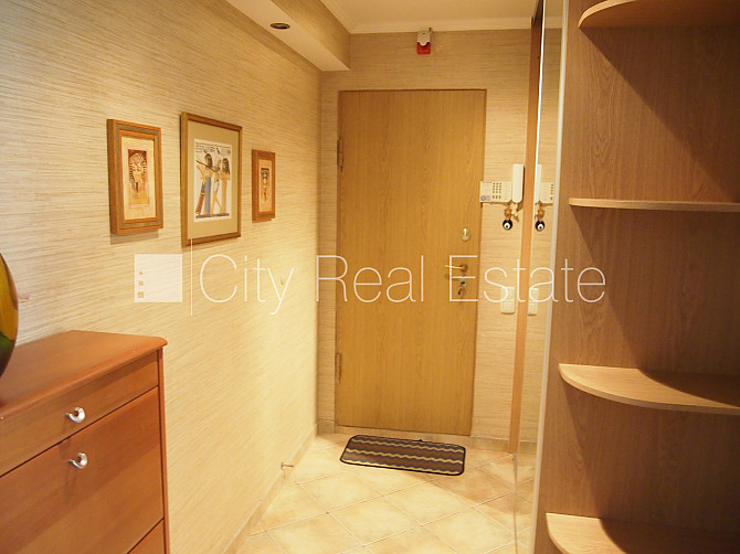 Благоустроенный озеленённый двор, место для машины, застеклённая лоджия, Рига - изображение 16