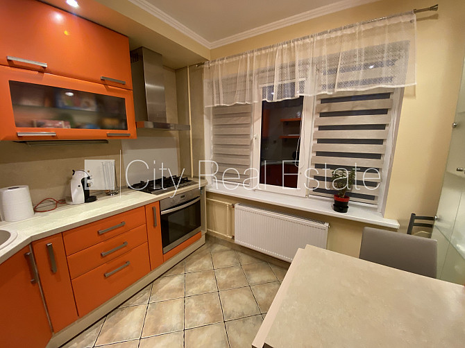 Благоустроенный озеленённый двор, место для машины, застеклённая лоджия, Рига - изображение 6