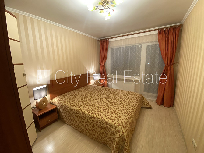 Благоустроенный озеленённый двор, место для машины, застеклённая лоджия, Рига - изображение 4