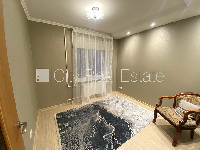 Благоустроенный озеленённый двор, место для машины, застеклённая лоджия, Рига - изображение 5