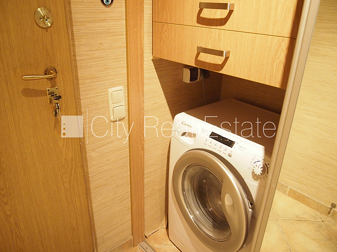 Благоустроенный озеленённый двор, место для машины, застеклённая лоджия, Рига - изображение 15