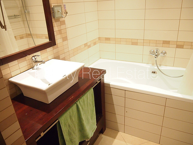 Благоустроенный озеленённый двор, место для машины, застеклённая лоджия, Рига - изображение 13