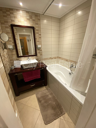 Благоустроенный озеленённый двор, место для машины, застеклённая лоджия, Рига - изображение 12