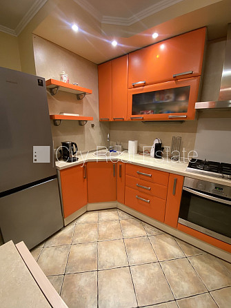 Благоустроенный озеленённый двор, место для машины, застеклённая лоджия, Рига - изображение 8