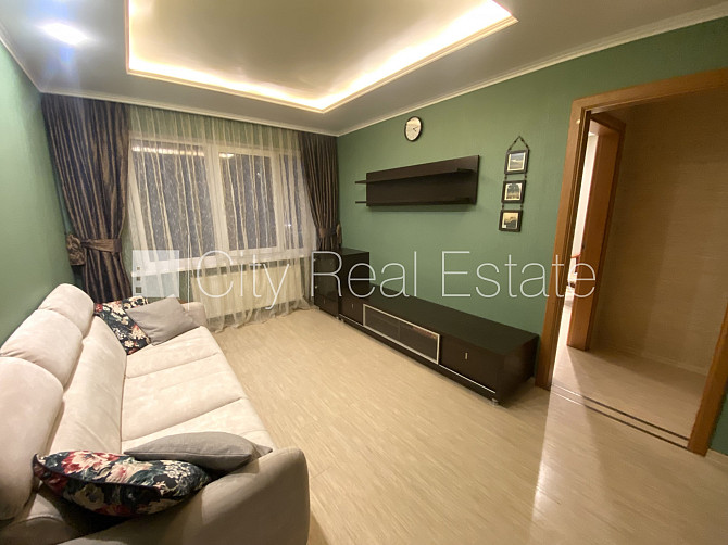 Благоустроенный озеленённый двор, место для машины, застеклённая лоджия, Рига - изображение 1