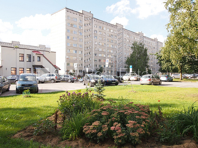 Благоустроенный озеленённый двор, место для машины, застеклённая лоджия, Рига - изображение 18