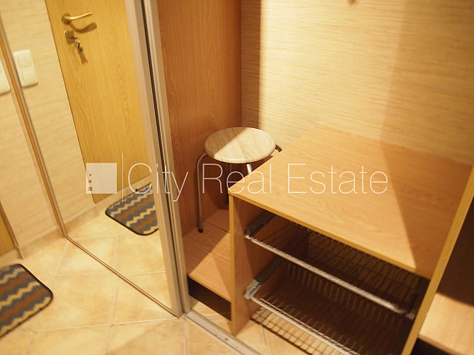 Благоустроенный озеленённый двор, место для машины, застеклённая лоджия, Рига - изображение 17