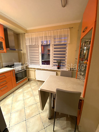 Благоустроенный озеленённый двор, место для машины, застеклённая лоджия, Рига - изображение 10