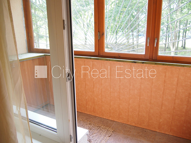 Благоустроенный озеленённый двор, место для машины, застеклённая лоджия, Рига - изображение 7