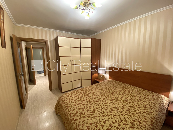 Благоустроенный озеленённый двор, место для машины, застеклённая лоджия, Рига - изображение 3