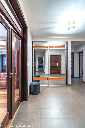 Fasādes māja, ķieģeļu mūra sienas, ieeja no ielas, ir lifts, kāpņu telpa pēc kosmētiskā Rīga - foto 12