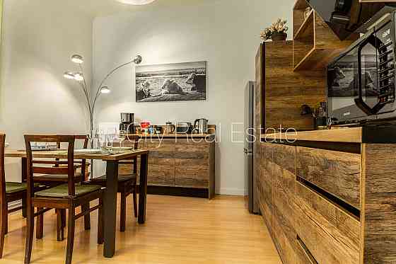 Фасадный дом, реновированный дом, вход с улицы, лестничная клетка после Рига