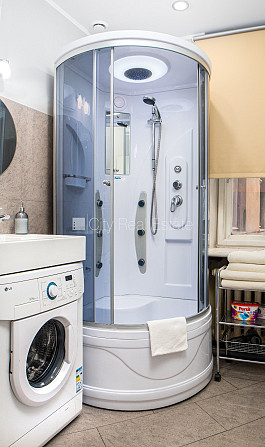 Фасадный дом, реновированный дом, вход с улицы, лестничная клетка после Рига - изображение 8