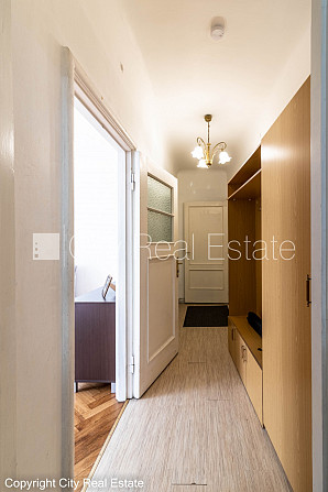 Фасадный дом, реновированный дом, вход с улицы, лестничная клетка после Рига - изображение 18