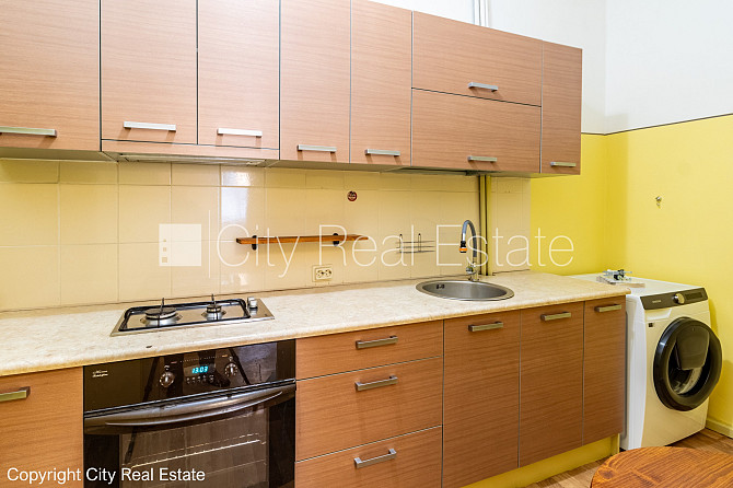 Pagalma ēka, renovēta māja, slēgts pagalms, ieeja no pagalma, ir lifts, kāpņu telpa pēc Rīga - foto 9