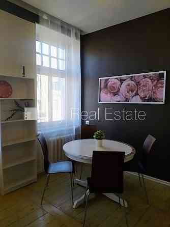 Дом во дворе, реновированный дом, закрытый двор, въездные ворота оснащены Рига