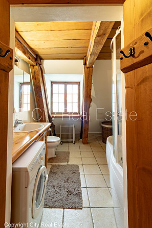 Fasādes māja, renovēta māja, bruģēts piebraucamais ceļš, ieeja no ielas, logi vērsti Rīga - foto 14