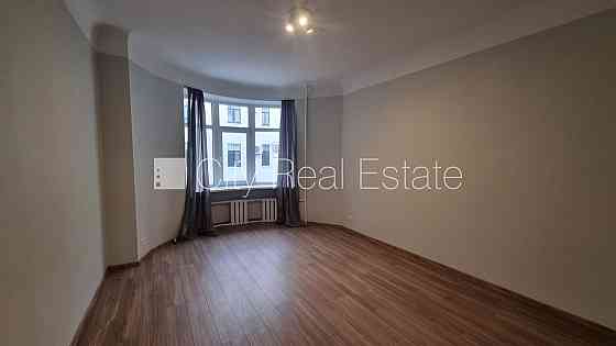 Реновированный дом, закрытый двор, лифт, лестничная клетка после капитального Рига