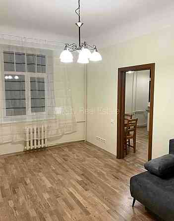 Фасадный дом, благоустроенная озеленённая территория, вход с улицы и со двора, Рига