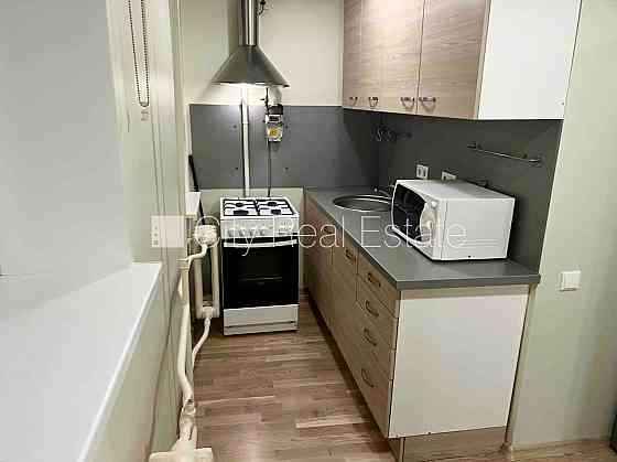 Фасадный дом, благоустроенная озеленённая территория, вход с улицы и со двора, Рига