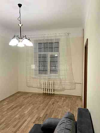 Фасадный дом, благоустроенная озеленённая территория, вход с улицы и со двора, Рига