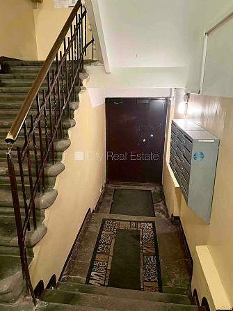 Fasādes māja, labiekārtota apzaļumota teritorija, ieeja no ielas un pagalma, kāpņu telpa pēc Rīga - foto 12