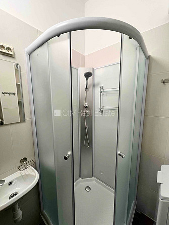 Fasādes māja, labiekārtota apzaļumota teritorija, ieeja no ielas un pagalma, kāpņu telpa pēc Rīga - foto 10