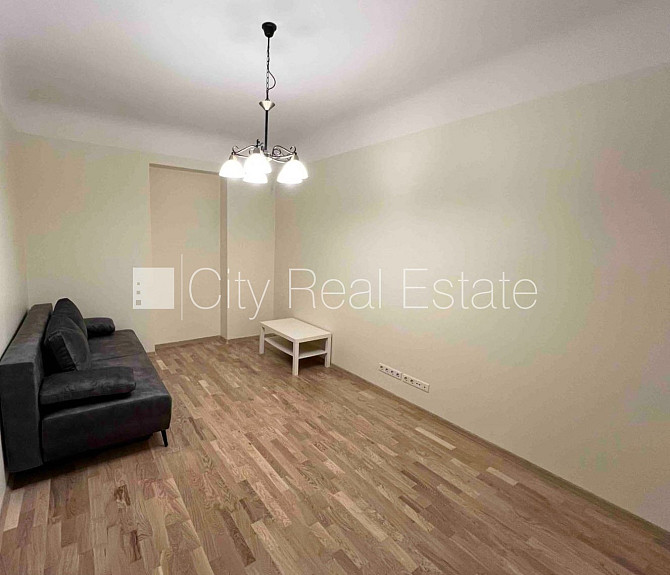 Fasādes māja, labiekārtota apzaļumota teritorija, ieeja no ielas un pagalma, kāpņu telpa pēc Rīga - foto 1