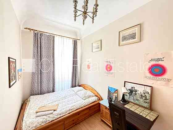 Фасадный дом, реновированный дом, вход с улицы, лестничная клетка после Рига