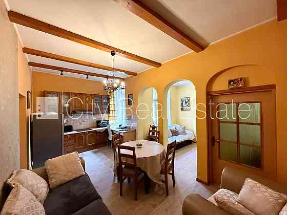 Фасадный дом, реновированный дом, вход с улицы, лестничная клетка после Рига