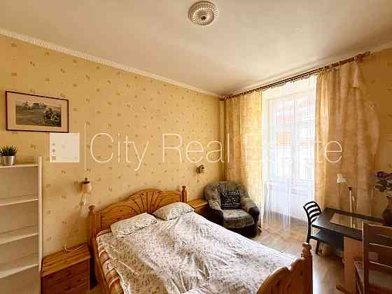 Фасадный дом, реновированный дом, вход с улицы, лестничная клетка после Рига