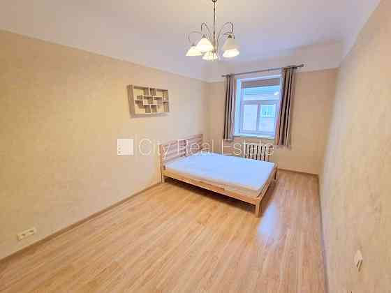 Дом во дворе, реновированный дом, закрытый двор, въездные ворота оснащены Рига