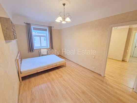 Дом во дворе, реновированный дом, закрытый двор, въездные ворота оснащены Рига