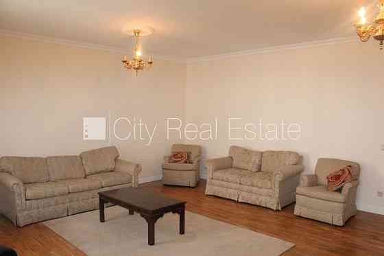 Фасадный дом, реновированный дом, закрытый двор, вход с улицы и со двора, лифт, Рига