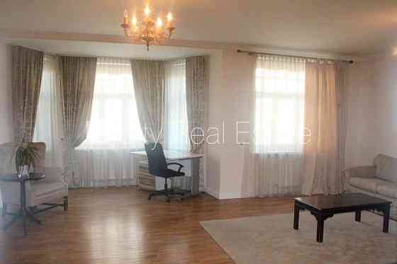 Фасадный дом, реновированный дом, закрытый двор, вход с улицы и со двора, лифт, Рига