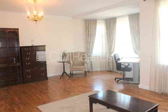 Фасадный дом, реновированный дом, закрытый двор, вход с улицы и со двора, лифт, Рига