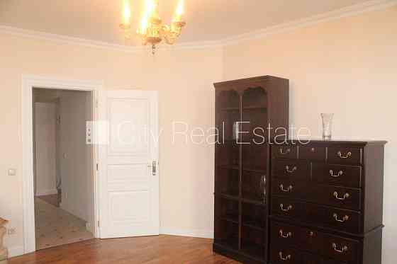 Фасадный дом, реновированный дом, закрытый двор, вход с улицы и со двора, лифт, Рига