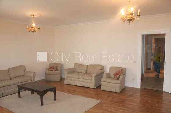 Фасадный дом, реновированный дом, закрытый двор, вход с улицы и со двора, лифт, Рига