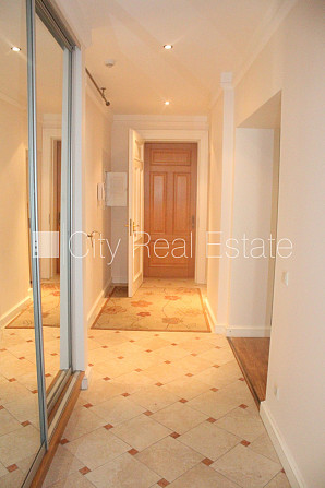 Фасадный дом, реновированный дом, закрытый двор, вход с улицы и со двора, лифт, Рига - изображение 7