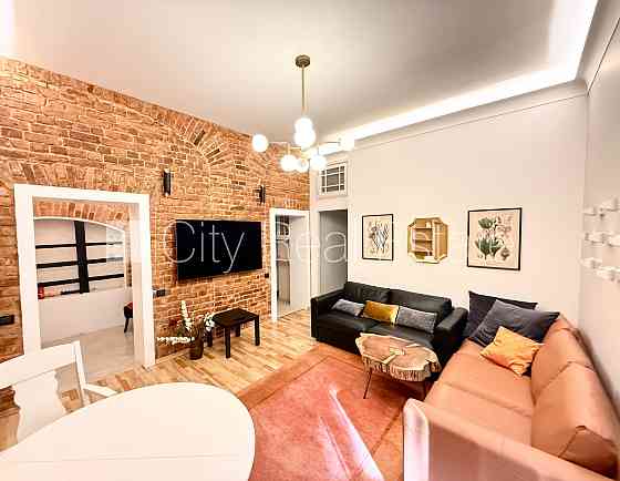 Дом во дворе, реновированный дом, благоустроенная озеленённая территория, Рига