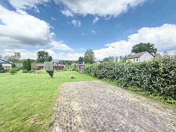 Благоустроенная озеленённая территория, территория обнесена железным забором, Рижский район