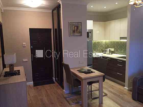 Фасадный дом, вход со двора, количество спален 1 шт., студио, кухня объединена с Rīga